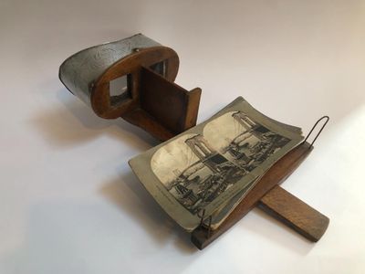 Stéréoscope ancien avec quatre jeux clichés H: 8cm, P 30cm, …