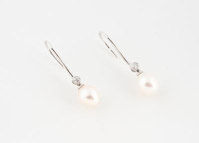une paire de boucles d'oreilles en perles et diamants