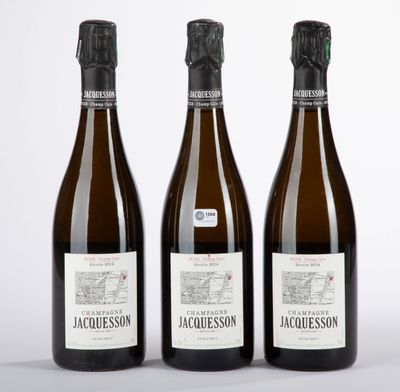 trois bouteilles de vin posées l'une à côté de l'autre sur une table