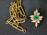 un gros plan sur une paire de boucles d'oreilles et une broche