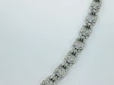 gros plan d'un bracelet en diamant sur une surface blanche