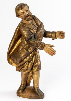 statue en bronze représentant un homme portant un sac sur le dos