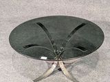 une image d'une table en verre avec des pieds en métal et un plateau en verre