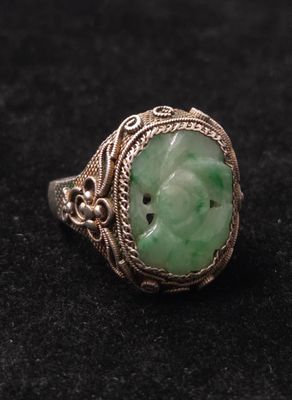 Gros plan sur une bague contenant une pierre verte
