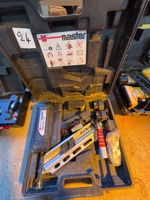 une boîte à outils contenant une agrafeuse et une agrafeuse