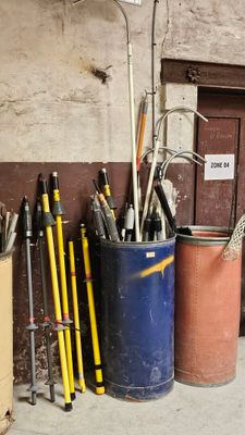 tout un tas d'outils qui traînent dans un seau