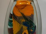 un vase en verre orné d'un motif coloré