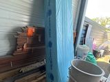 un matelas bleu posé sur un tas de bois