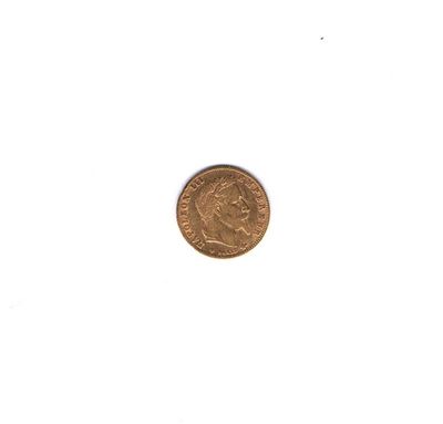 gros plan d'une pièce de monnaie sur une surface blanche avec un fond blanc