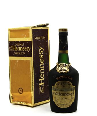 une image représentant une bouteille de whisky Hennessy à côté d'une boîte
