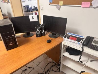 un bureau d'ordinateur avec deux écrans et un clavier