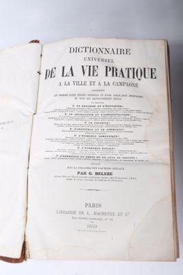 un livre ouvert posé sur une table blanche à côté d'une tasse de café