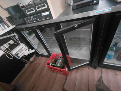 un réfrigérateur contenant tout un tas de bouteilles