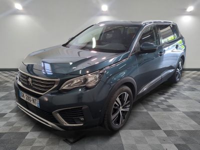 Une Honda CR-V bleue est garée dans une grande pièce.