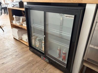 un réfrigérateur qui trône au milieu d'une cuisine