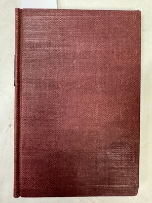 un vieux livre à la couverture rouge posé sur une table