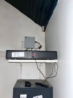 un téléviseur posé sur un boîtier noir dans une pièce