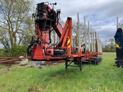 une grue posée au bord d'une voie ferrée