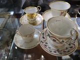 de nombreuses tasses et soucoupes posées sur une table en verre