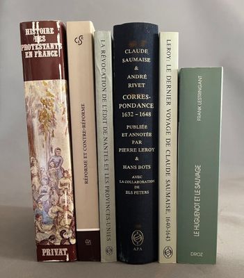 plusieurs livres sont empilés sur une table