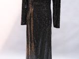 robe de soirée noire à paillettes et à manches longues, présentée sur un mannequin de vitrine