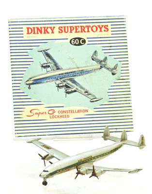 un livre sur lequel figure l'image d'un avion
