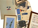 un assortiment de souvenirs militaires de la Seconde Guerre mondiale, encadrés ou non