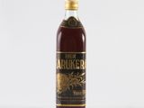 l'image d'une bouteille d'alcool posée sur une table