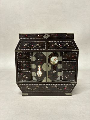 une petite boîte en bois avec une horloge à l'intérieur
