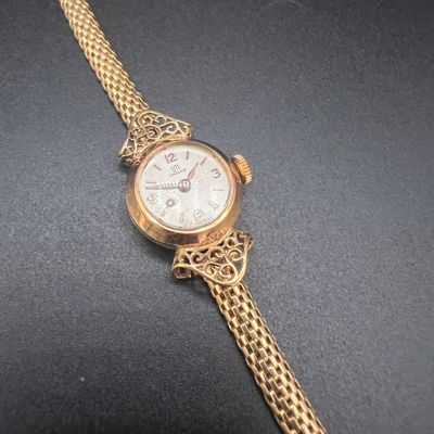 une image d'un gros plan d'une montre-bracelet sur une table