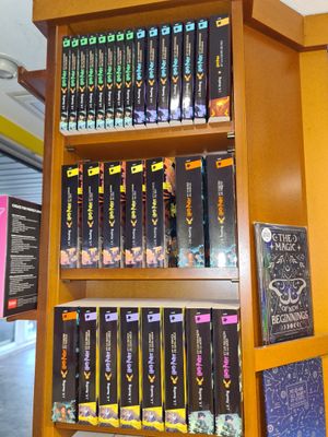 de nombreux livres sur les étagères de la bibliothèque