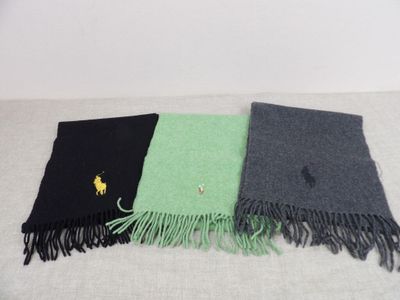 trois écharpes de couleurs différentes sur un fond blanc