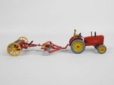 tracteur miniature tirant une charrette sur laquelle se trouve un homme