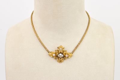 gros plan d'un collier sur un mannequin mannequin