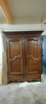 une grande armoire en bois au milieu d'une pièce