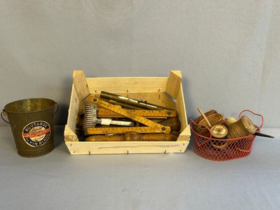 une boîte en bois contenant des outils et un seau avec une brosse à dents