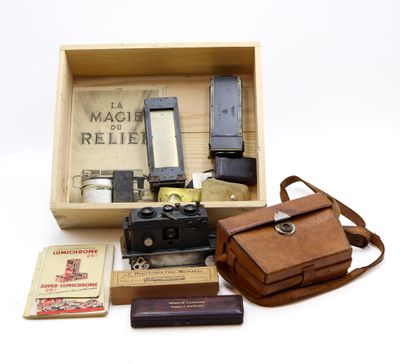 une boîte en bois contenant un appareil photo et d'autres objets