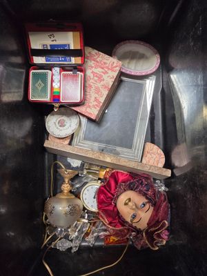 BIBELOTS divers, dont porte photo, jeux de cartes dans un ét…