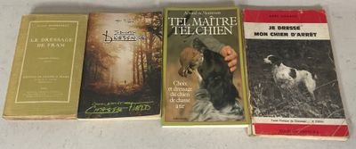 trois livres posés sur une table, avec un chien au milieu