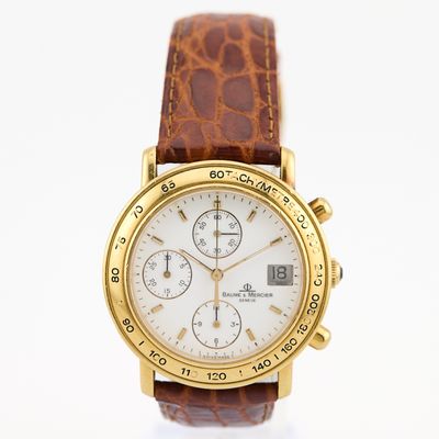 gros plan d'une montre sur une surface blanche