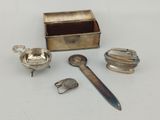 un assortiment d'objets en argent, comprenant notamment un couteau, une cuillère et une boîte