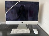 un ordinateur sur un bureau avec un clavier et une souris
