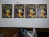 une personne tenant une brosse à dents devant trois livres