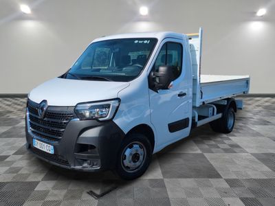 la photo d'une camionnette blanche garée dans un garage