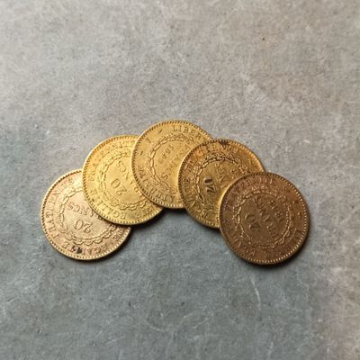 une pile de pièces d'or posée sur une table