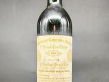 une bouteille de vin posée sur une table