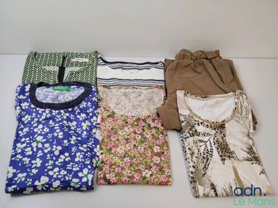 quatre paires de vêtements pour femmes disposées sur une table