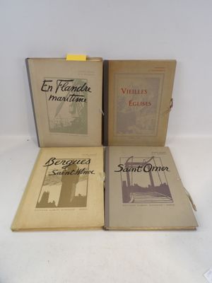 trois livres posés sur une table blanche, l'un à côté de l'autre