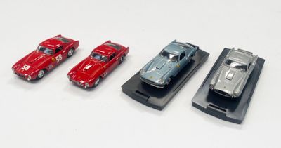 quatre petites voitures posées sur une table