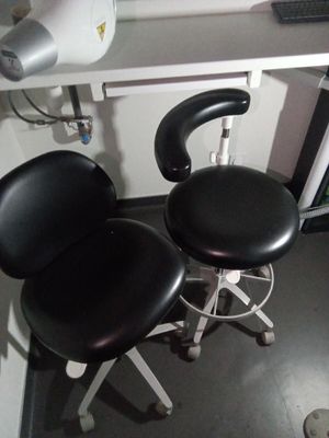 deux tabourets noirs placés l'un à côté de l'autre dans une pièce